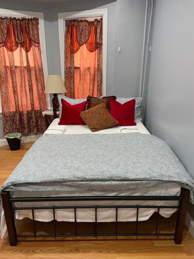 A Spacious In Queens Pensión